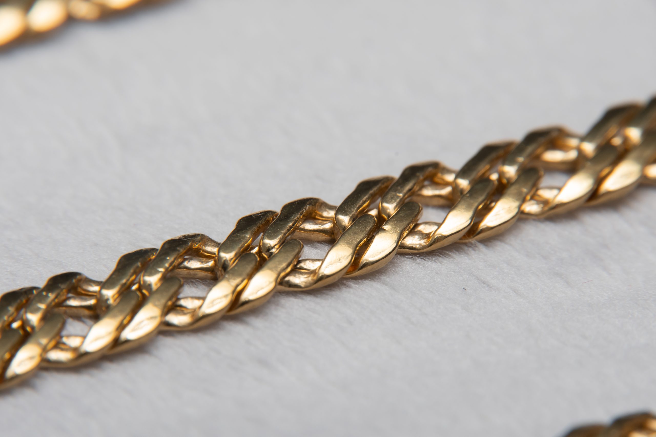 Come valutare l'oro usato prima di venderlo: consigli utili