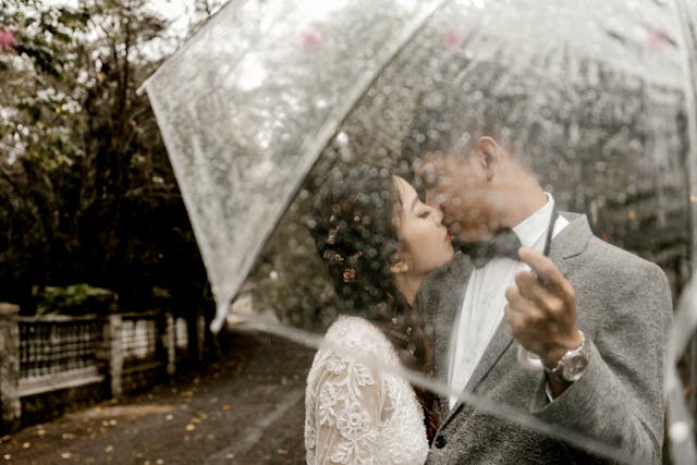 Perché l’ombrello è diventato un elemento estetico nei matrimoni